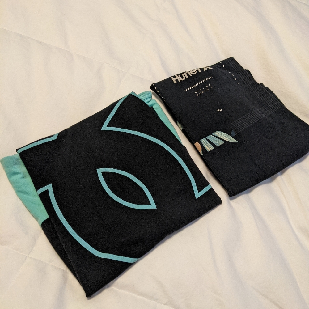Hurley DC Shoes 2/lot Graphic Tee Size M 494 - Picture 4 of 15